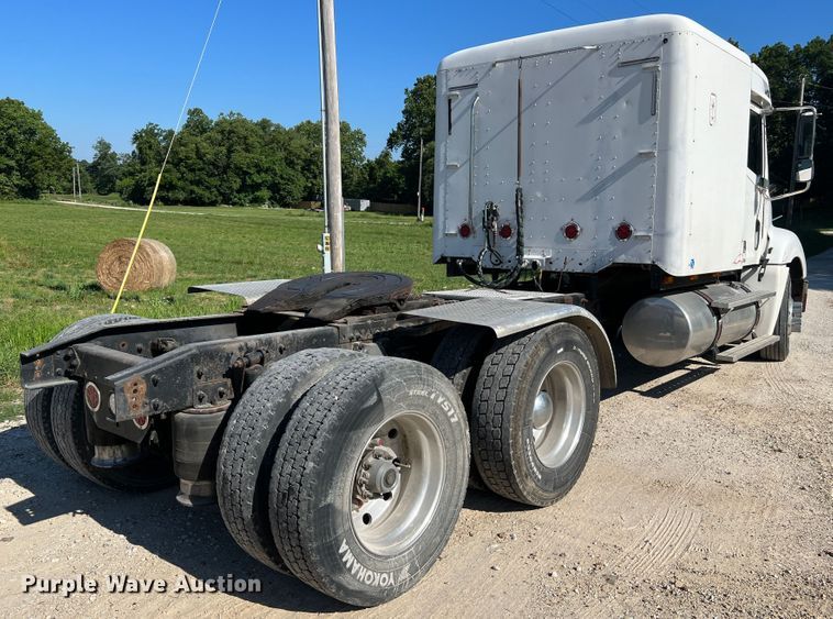 image for item JM9236 2001 Freightliner Columbia  semi truck