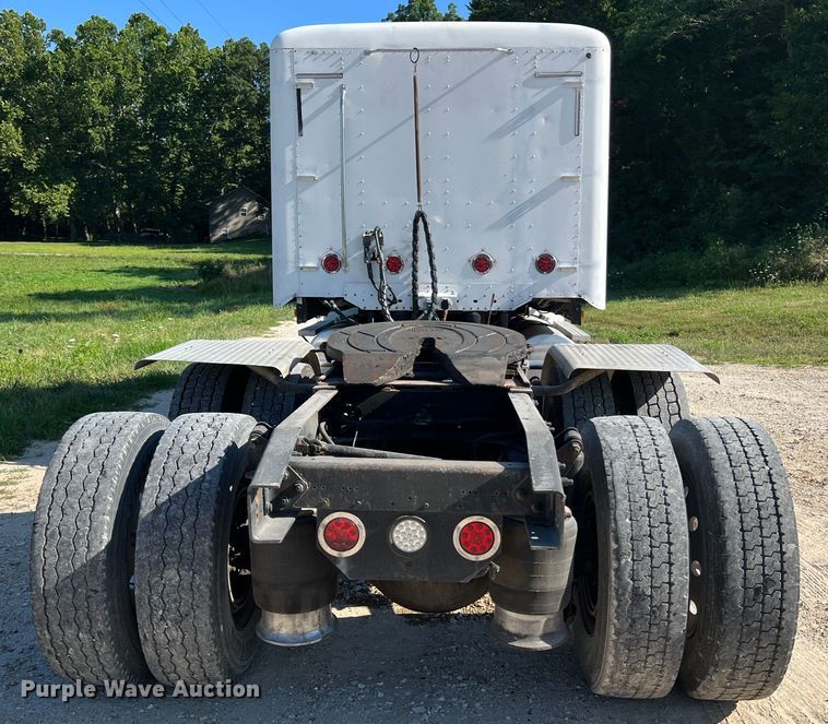 image for item JM9236 2001 Freightliner Columbia  semi truck