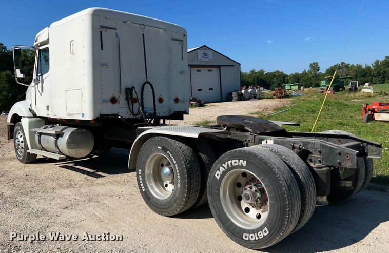 image for item JM9236 2001 Freightliner Columbia  semi truck