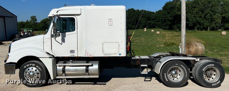 image for item JM9236 2001 Freightliner Columbia  semi truck