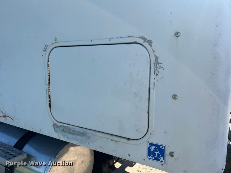 image for item JM9236 2001 Freightliner Columbia  semi truck