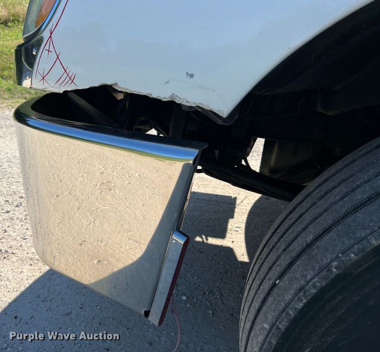 image for item JM9236 2001 Freightliner Columbia  semi truck