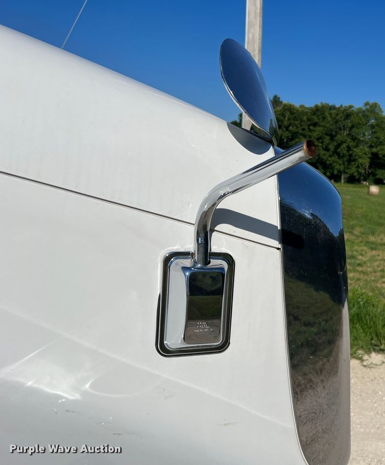 image for item JM9236 2001 Freightliner Columbia  semi truck