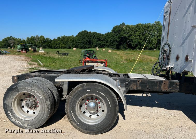 image for item JM9236 2001 Freightliner Columbia  semi truck