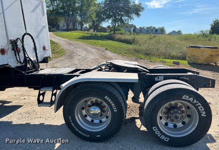 image for item JM9236 2001 Freightliner Columbia  semi truck