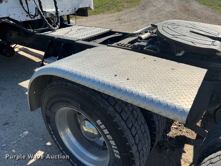 image for item JM9236 2001 Freightliner Columbia  semi truck