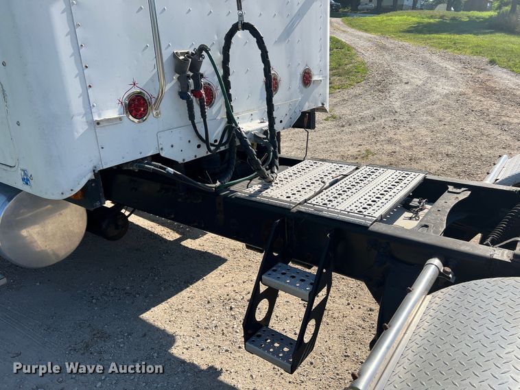 image for item JM9236 2001 Freightliner Columbia  semi truck