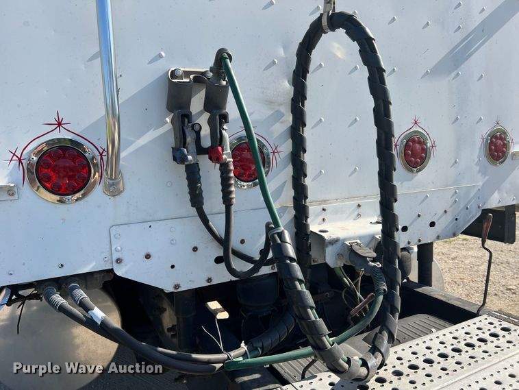 image for item JM9236 2001 Freightliner Columbia  semi truck