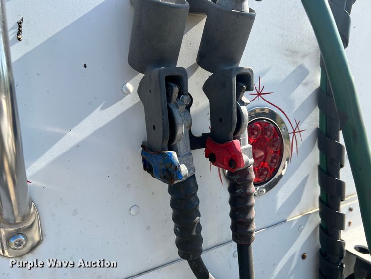 image for item JM9236 2001 Freightliner Columbia  semi truck