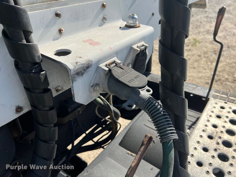 image for item JM9236 2001 Freightliner Columbia  semi truck