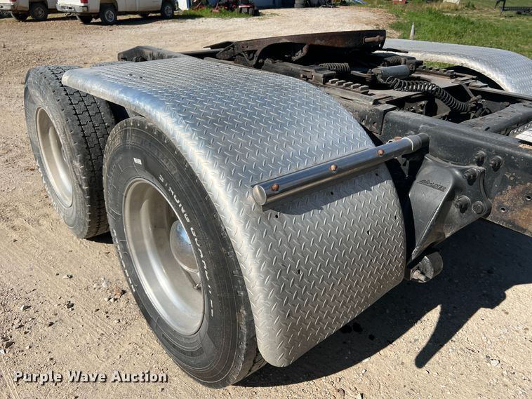 image for item JM9236 2001 Freightliner Columbia  semi truck