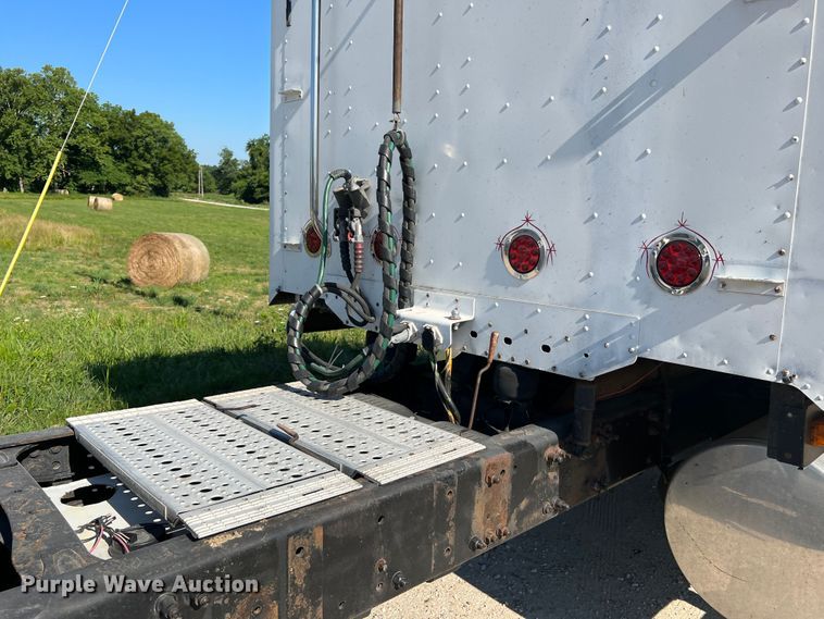 image for item JM9236 2001 Freightliner Columbia  semi truck