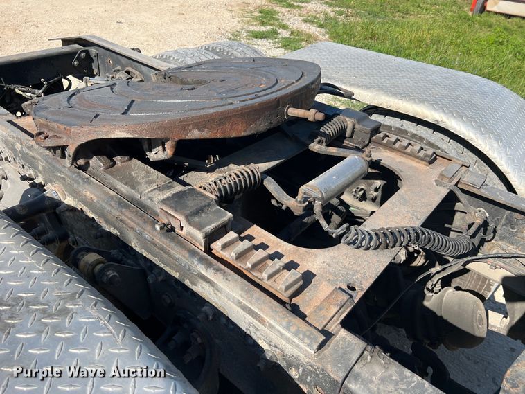 image for item JM9236 2001 Freightliner Columbia  semi truck