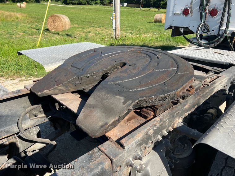 image for item JM9236 2001 Freightliner Columbia  semi truck