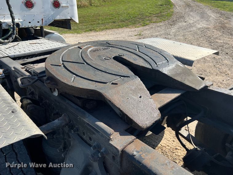 image for item JM9236 2001 Freightliner Columbia  semi truck