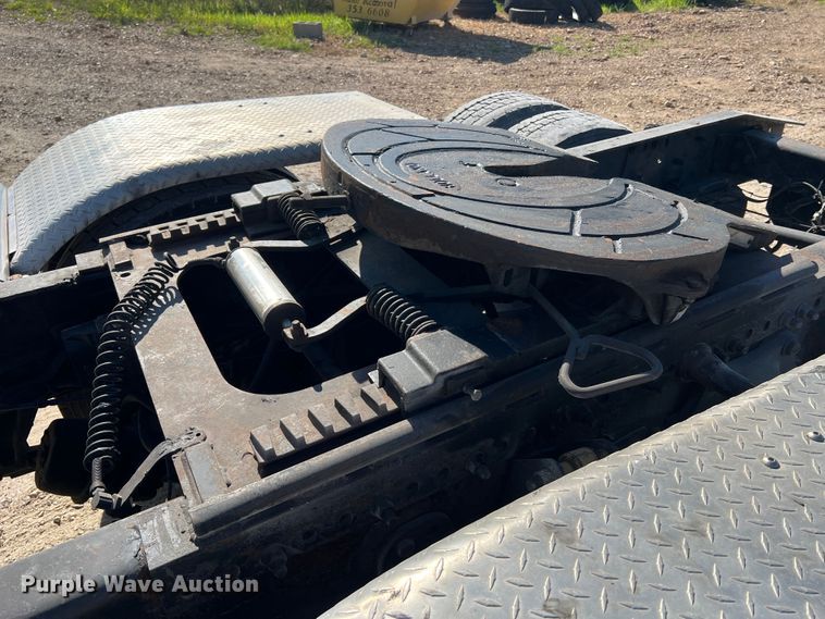 image for item JM9236 2001 Freightliner Columbia  semi truck