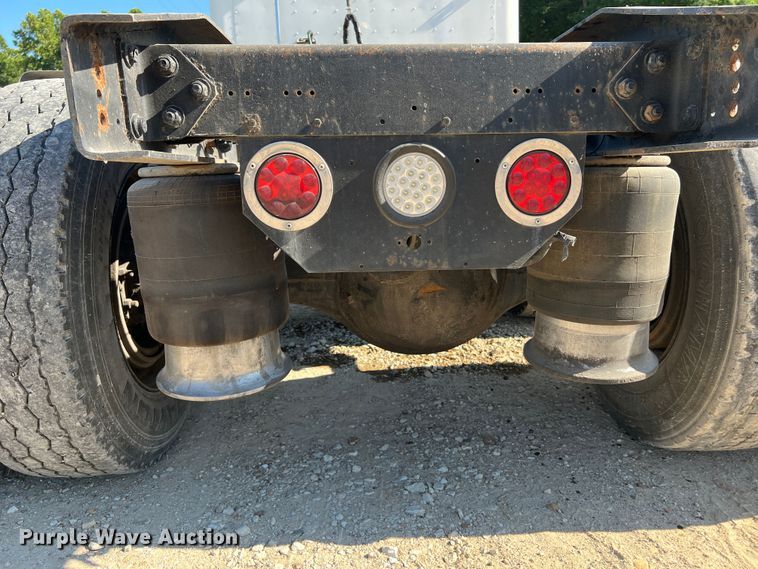 image for item JM9236 2001 Freightliner Columbia  semi truck