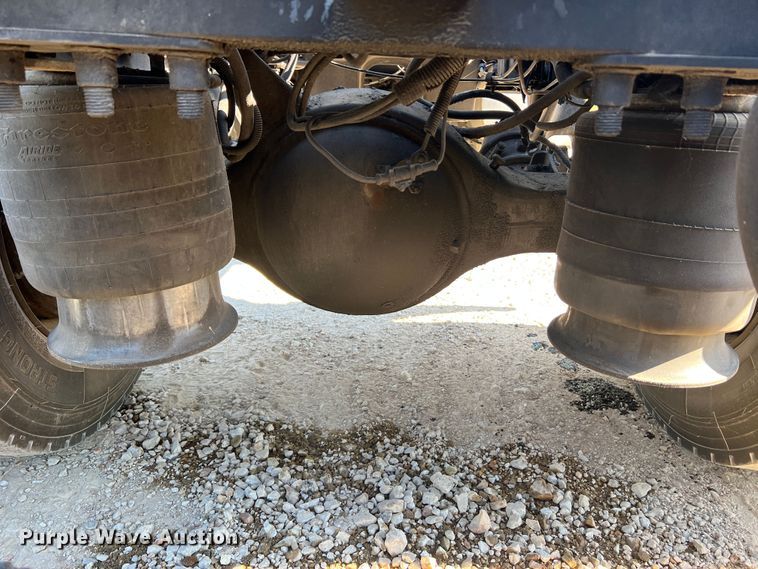 image for item JM9236 2001 Freightliner Columbia  semi truck