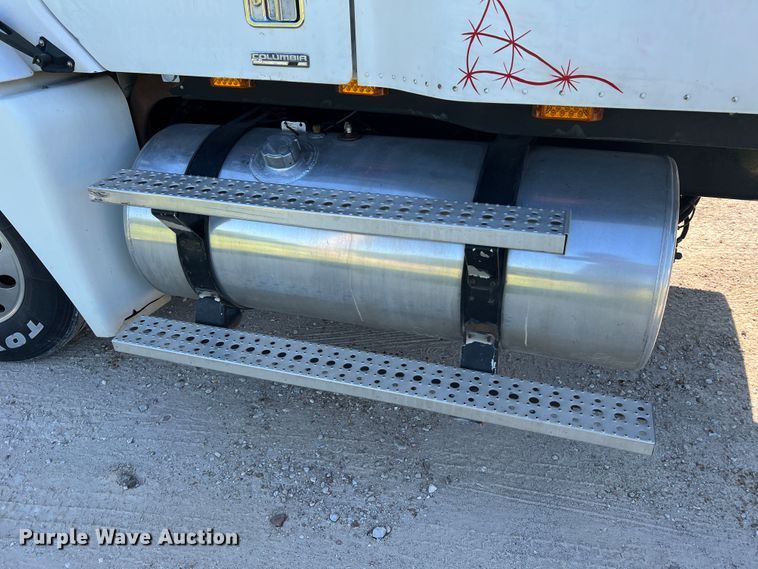 image for item JM9236 2001 Freightliner Columbia  semi truck