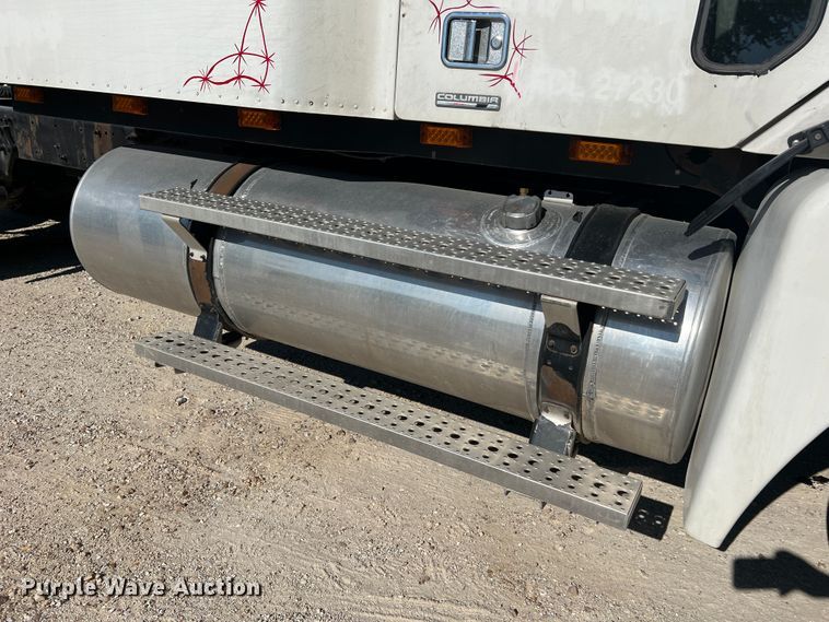 image for item JM9236 2001 Freightliner Columbia  semi truck