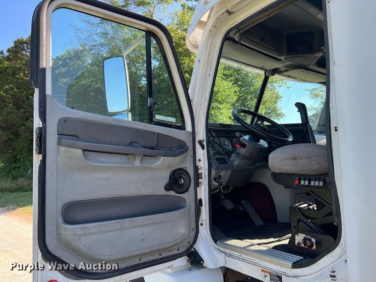 image for item JM9236 2001 Freightliner Columbia  semi truck