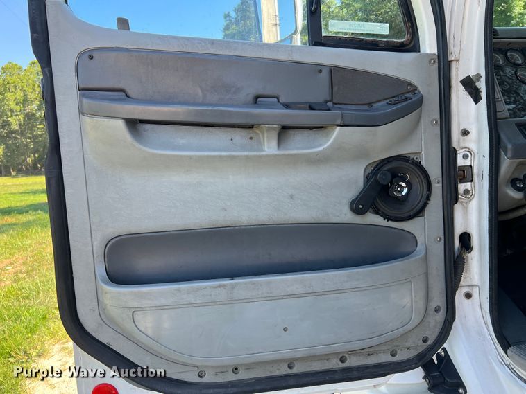 image for item JM9236 2001 Freightliner Columbia  semi truck