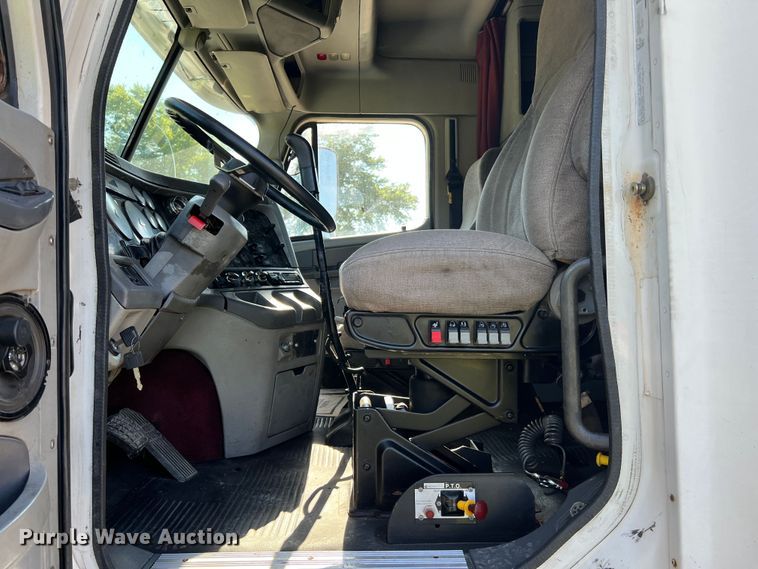 image for item JM9236 2001 Freightliner Columbia  semi truck