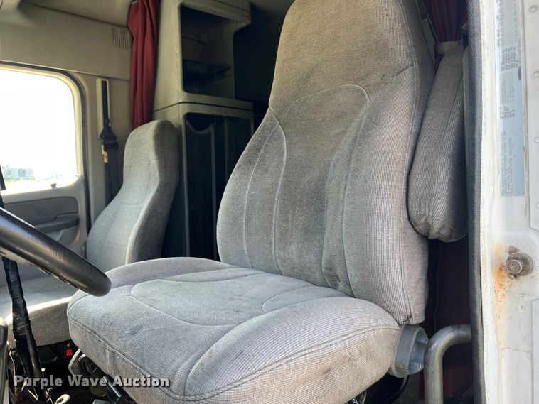 image for item JM9236 2001 Freightliner Columbia  semi truck