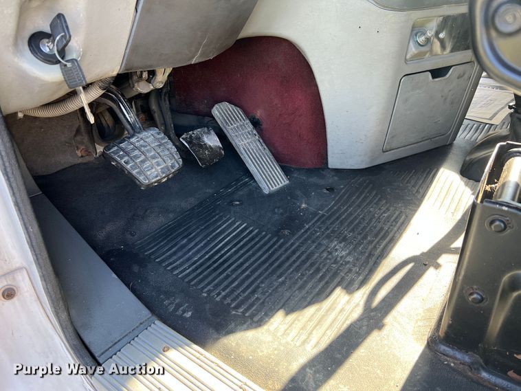 image for item JM9236 2001 Freightliner Columbia  semi truck