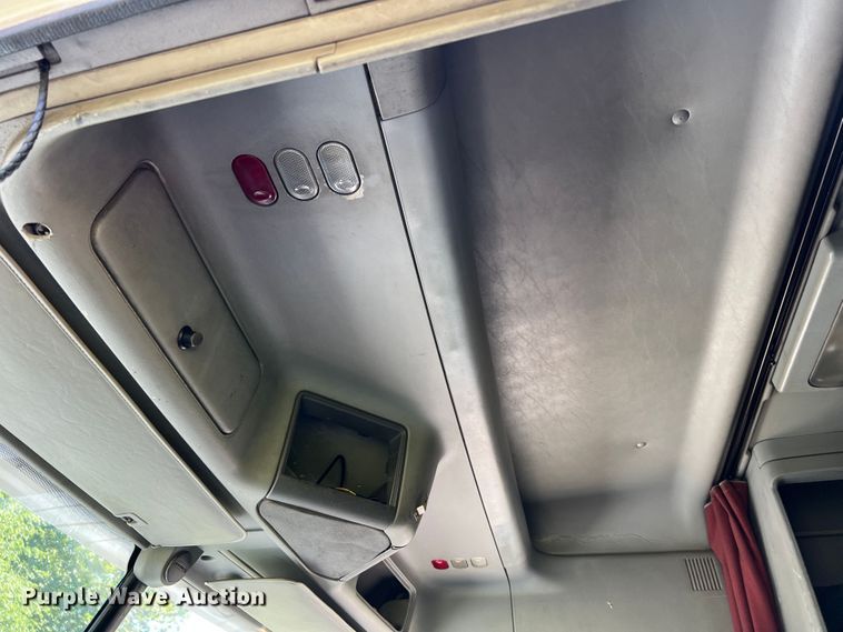 image for item JM9236 2001 Freightliner Columbia  semi truck