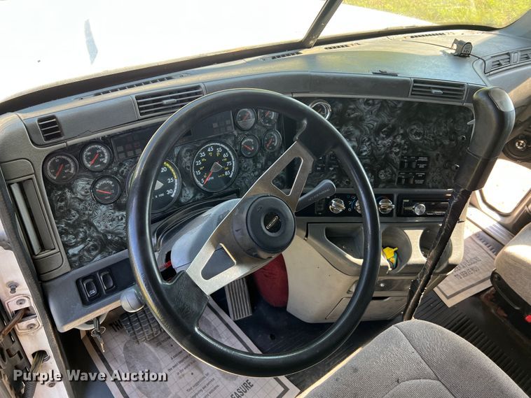 image for item JM9236 2001 Freightliner Columbia  semi truck