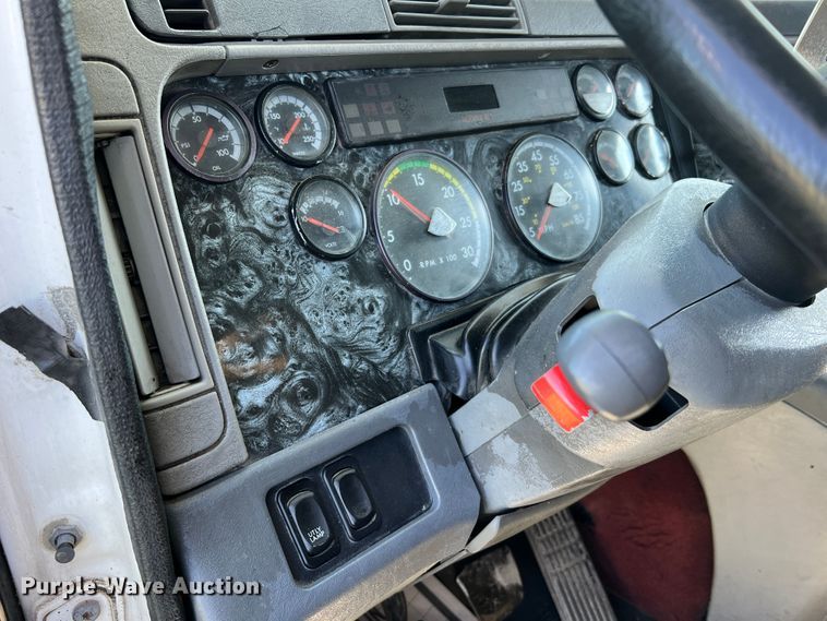 image for item JM9236 2001 Freightliner Columbia  semi truck