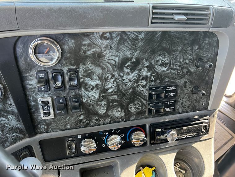 image for item JM9236 2001 Freightliner Columbia  semi truck