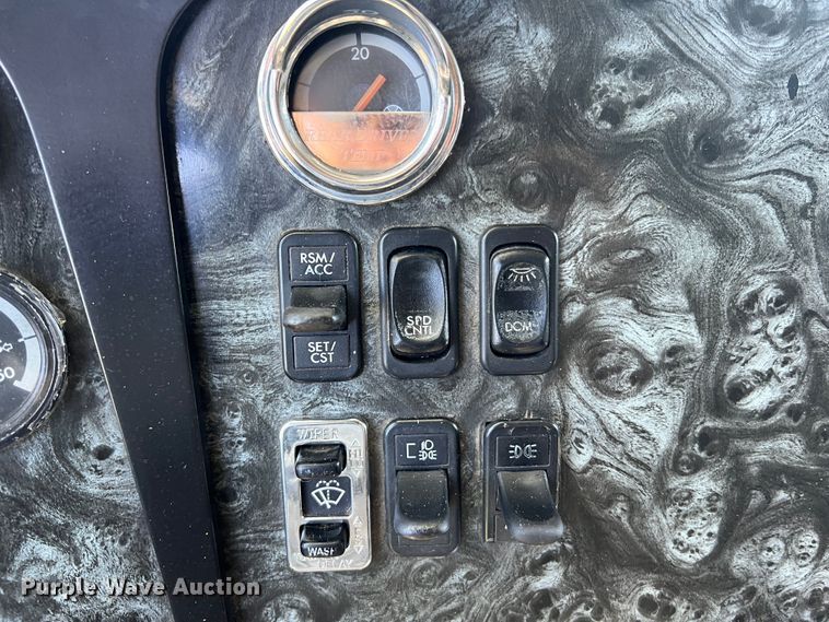 image for item JM9236 2001 Freightliner Columbia  semi truck