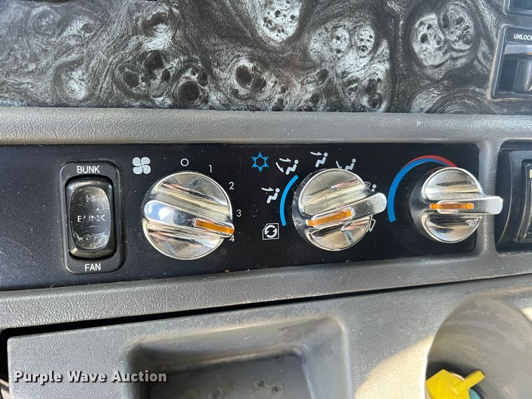 image for item JM9236 2001 Freightliner Columbia  semi truck