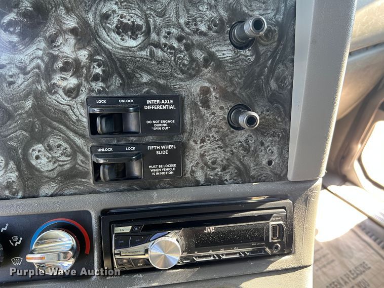 image for item JM9236 2001 Freightliner Columbia  semi truck