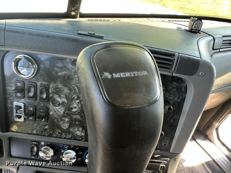 image for item JM9236 2001 Freightliner Columbia  semi truck