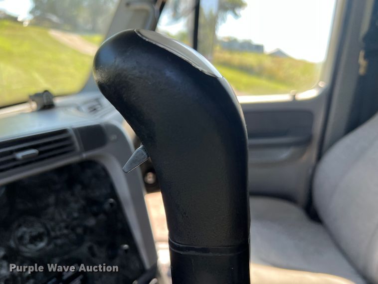 image for item JM9236 2001 Freightliner Columbia  semi truck