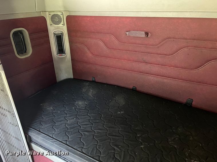 image for item JM9236 2001 Freightliner Columbia  semi truck