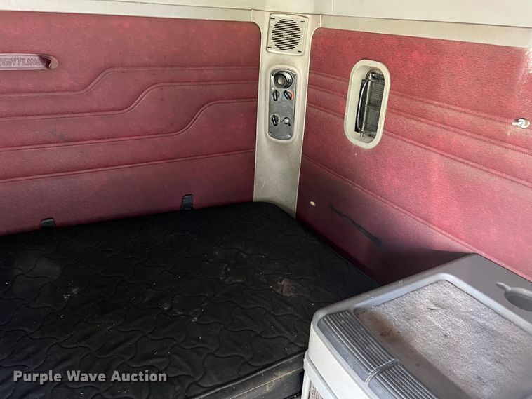 image for item JM9236 2001 Freightliner Columbia  semi truck