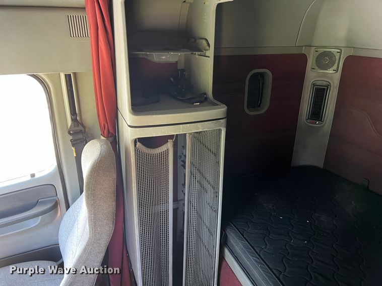 image for item JM9236 2001 Freightliner Columbia  semi truck