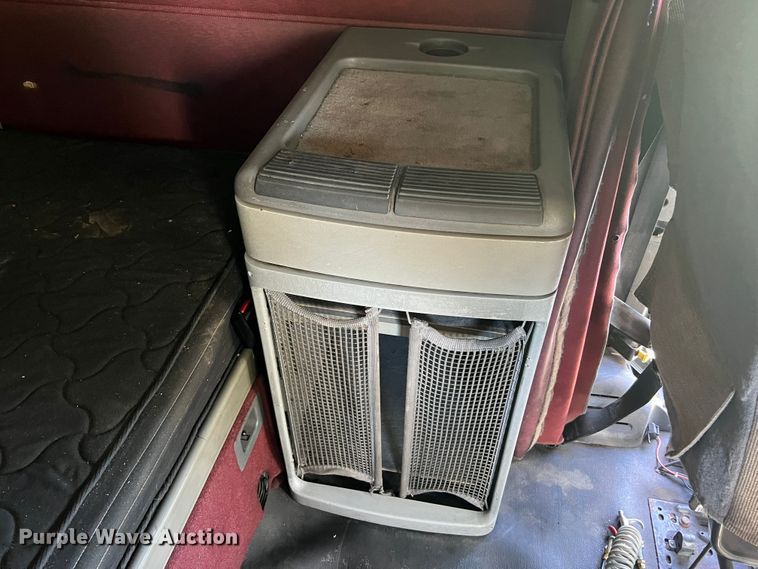 image for item JM9236 2001 Freightliner Columbia  semi truck