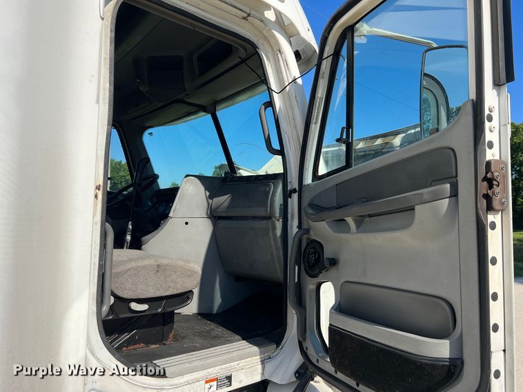 image for item JM9236 2001 Freightliner Columbia  semi truck