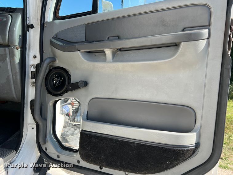 image for item JM9236 2001 Freightliner Columbia  semi truck