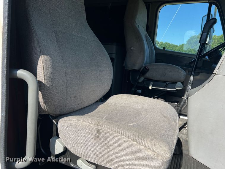 image for item JM9236 2001 Freightliner Columbia  semi truck