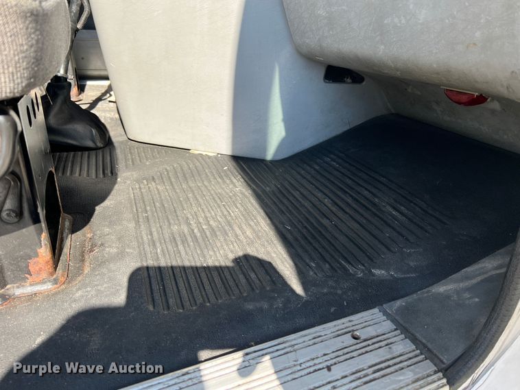 image for item JM9236 2001 Freightliner Columbia  semi truck