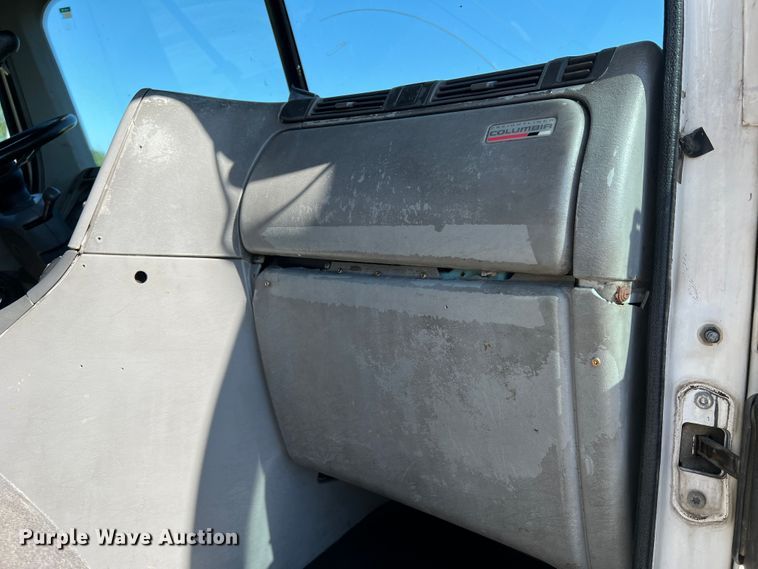 image for item JM9236 2001 Freightliner Columbia  semi truck