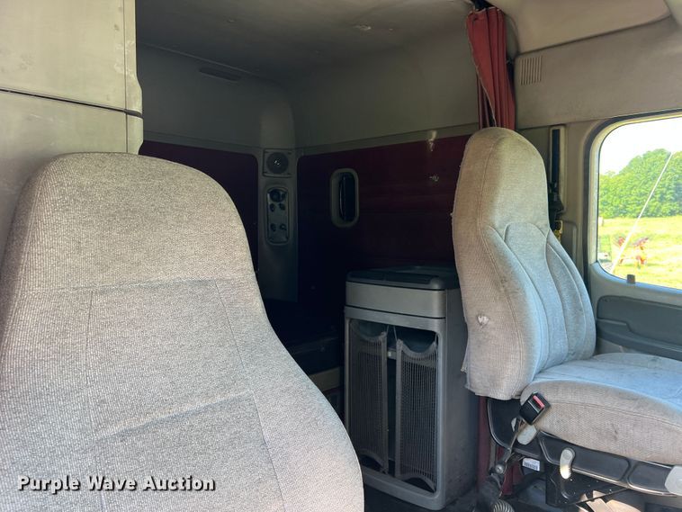 image for item JM9236 2001 Freightliner Columbia  semi truck