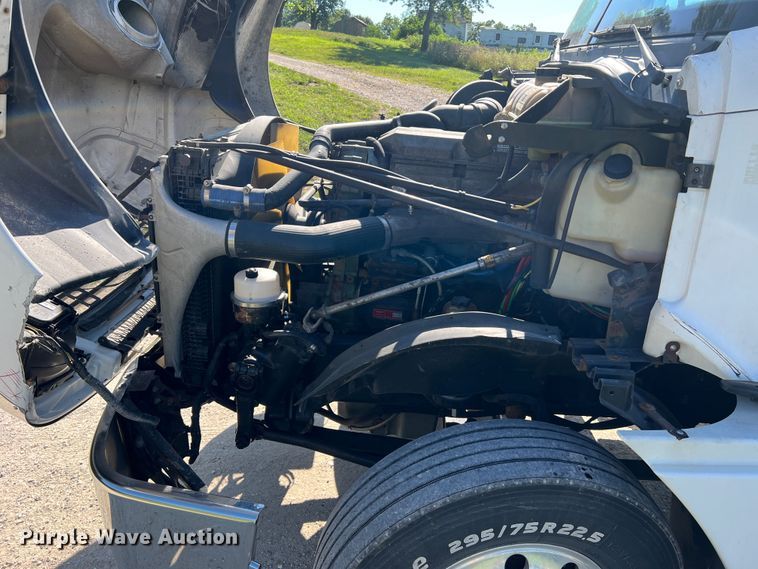 image for item JM9236 2001 Freightliner Columbia  semi truck