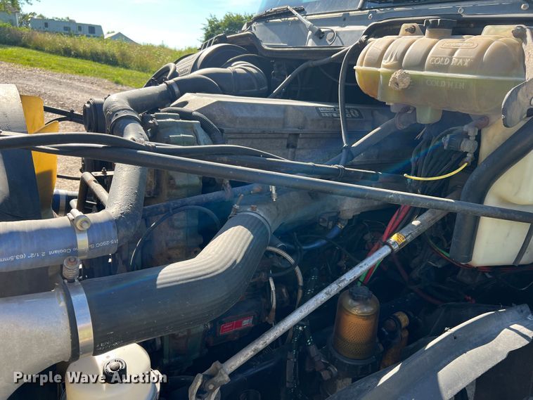 image for item JM9236 2001 Freightliner Columbia  semi truck